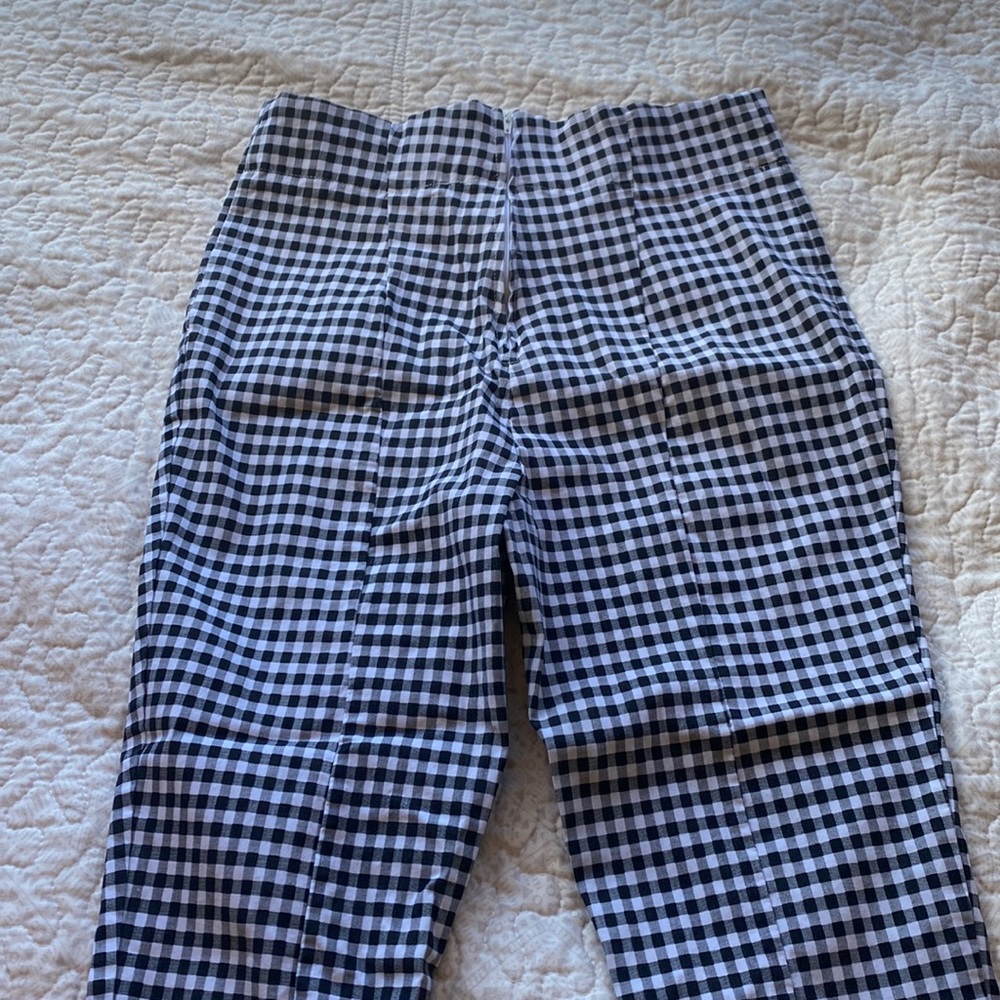 Unworn black/white checkered capris!